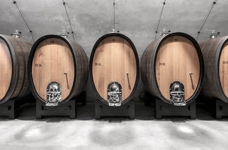 wijnvaten in minimalistische wijnkelder