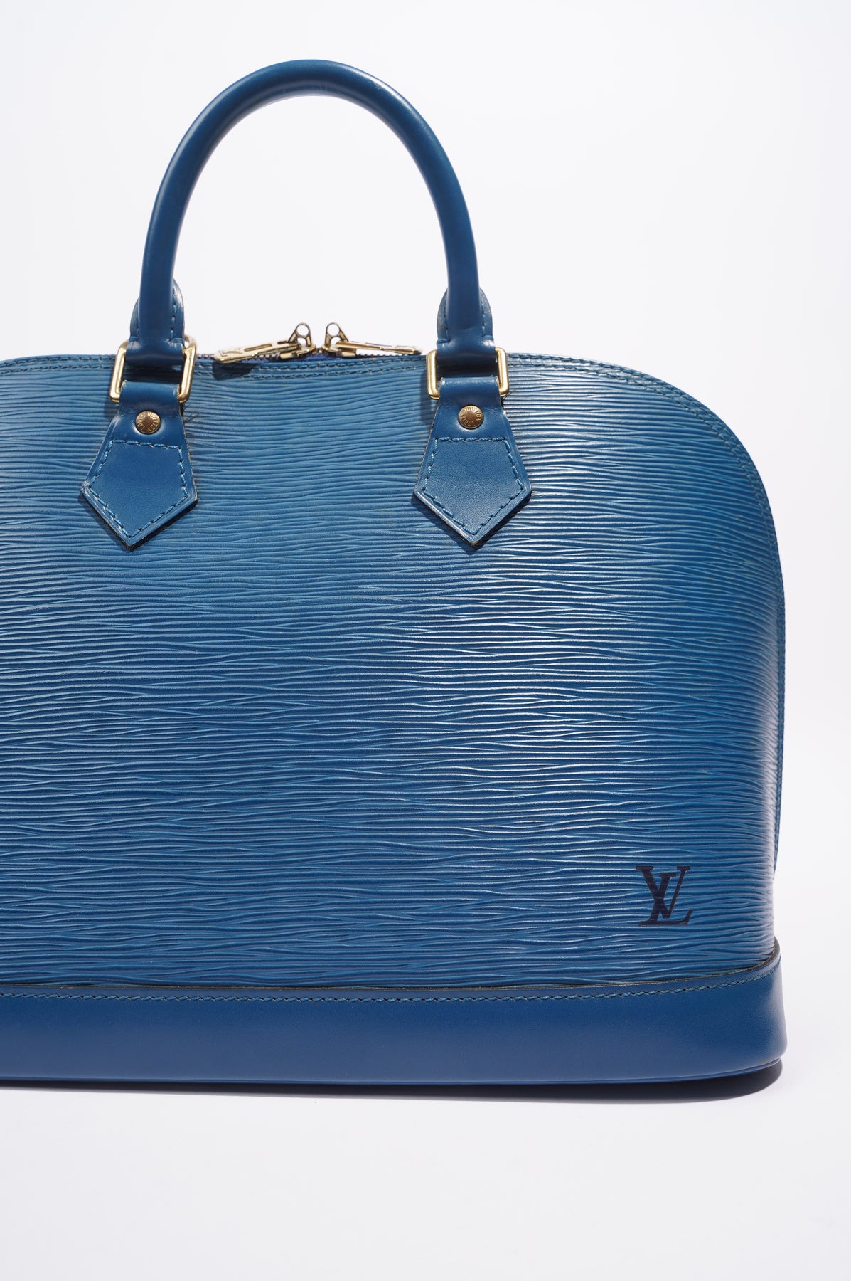 Louis Vuitton Outdoor Messenger Blue Taiga Monogram – Luxe Collective