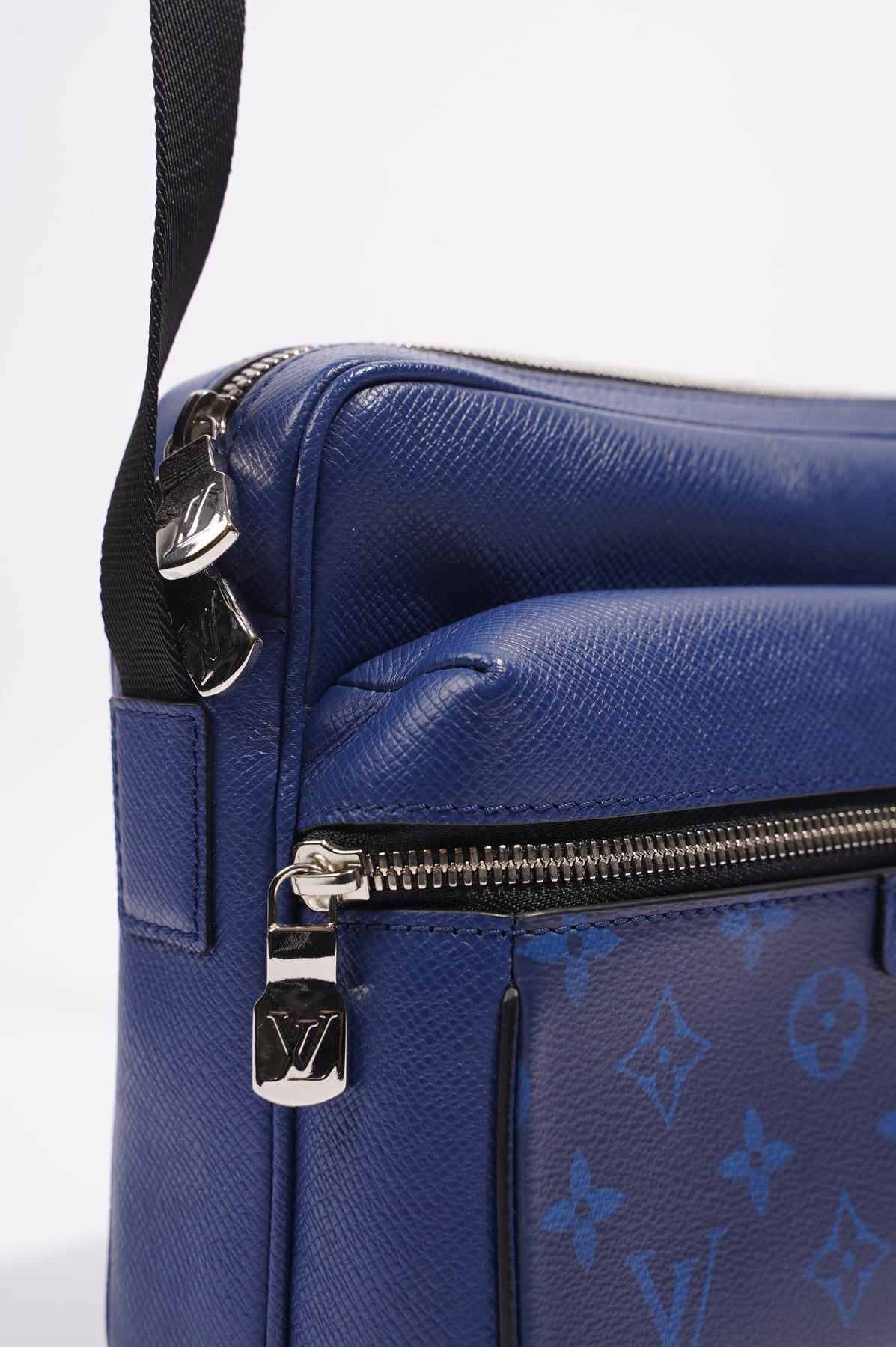 Louis Vuitton Outdoor Messenger Cobalt autres Toiles Monogram