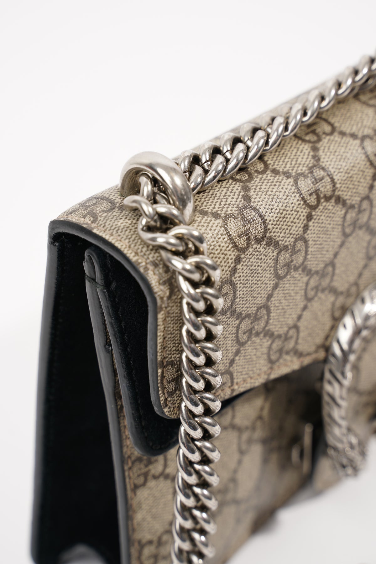 Exploring the Timeless Elegance of the Gucci Dionysus GG Supreme Bag –  LuxUness