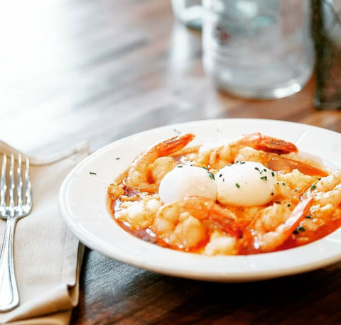 shrimp and grits in a bowl