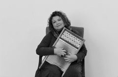 Tiyi Schippers seated with autoharp.