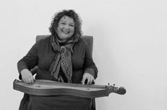 Tiyi Schippers seated with dulcimer.