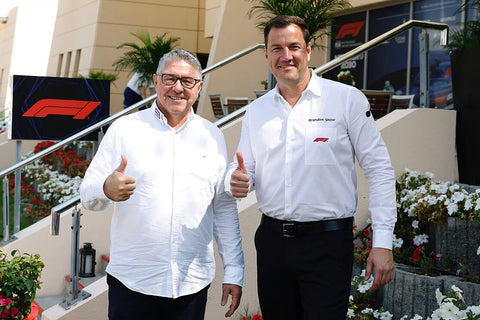El mayor patrocinio de LIQUI MOLY: Peter Baumann, director de Marketing, y Brandon Snow, director general de Fórmula 1 en la primera carrera de Fórmula 1 de la temporada en Bahrein