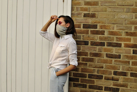 Donna indossa la sciarpa anti inquinamento grigia