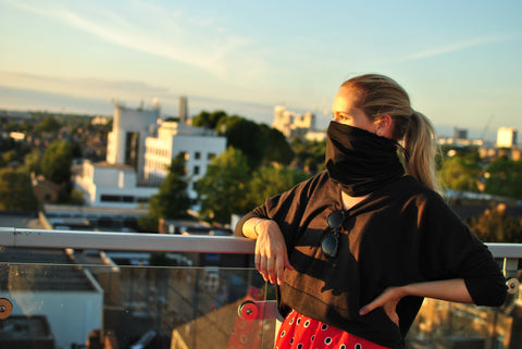 Donna indossa sciarpa anti inquinamento nera