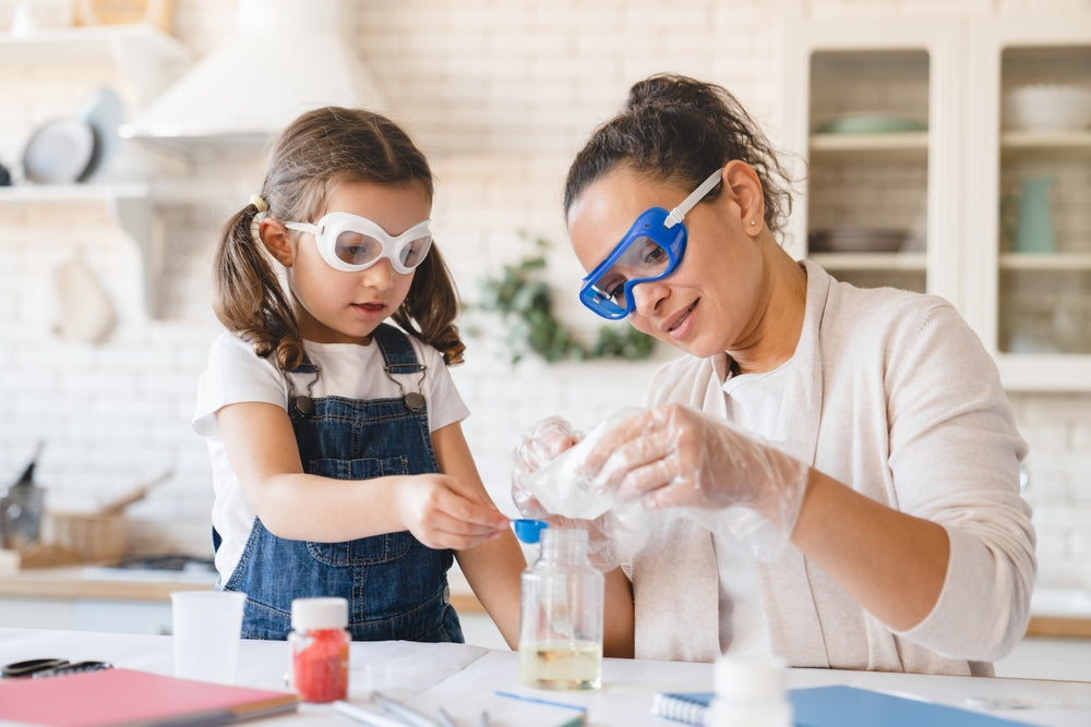 mère-fille-expériences-scientifiques-relâche