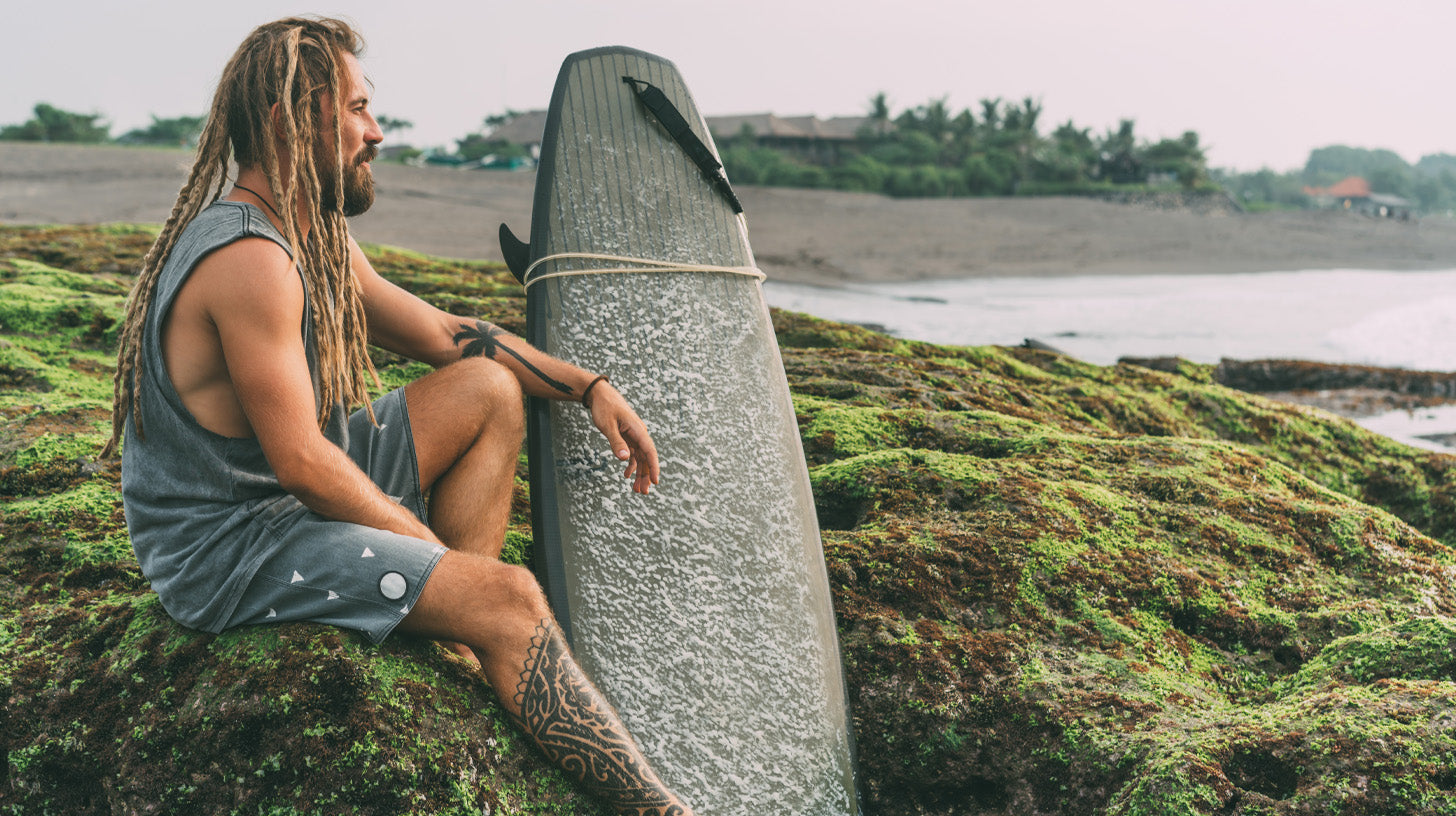 man-with-surfboard-summer-beardcare