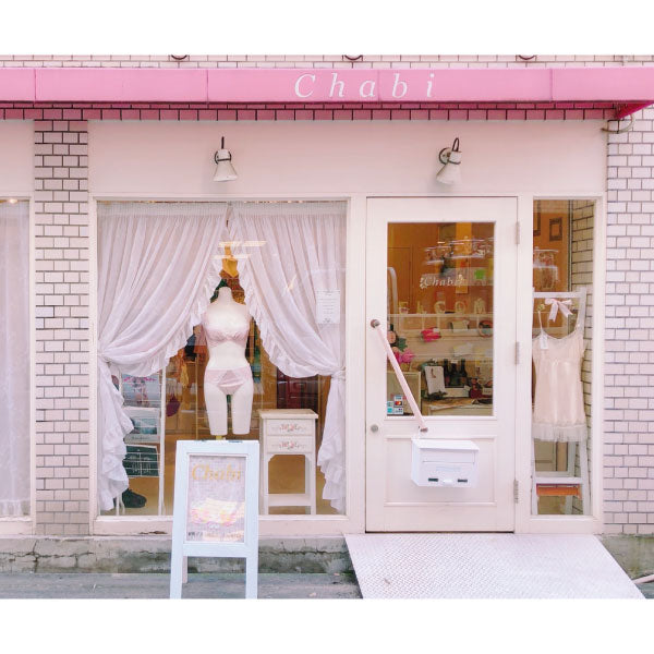 1997年5月、インポートランジェリーを取り扱う下着専門店として神戸元町に誕生。 “毎日着けるブラジャーで日本の女性をもっと綺麗に笑顔にしたい”との思いで当時は数少なかった育乳ブラ『ハピネス』を考案。着け心地の良さと、確かな機能性でクチコミが広がり、予約が取れないランジェリーサロンへと成長。 2017年には創業20周年を迎え、オープン当初からの顧客様ら約100名様と記念パーティを開催。 同じくお尻を整える『プリリンパンツ』も大ヒットし、全国の女性から支持され、大阪・東京にも出店。 人生100年時代といわれるこれからの時代に、女性が今まで以上に活き活きと活躍できる社会へと、姿勢や食事、内面からの美しさを追求。 
