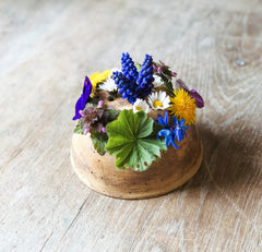 Blumensteckstein erdig mit Blüten