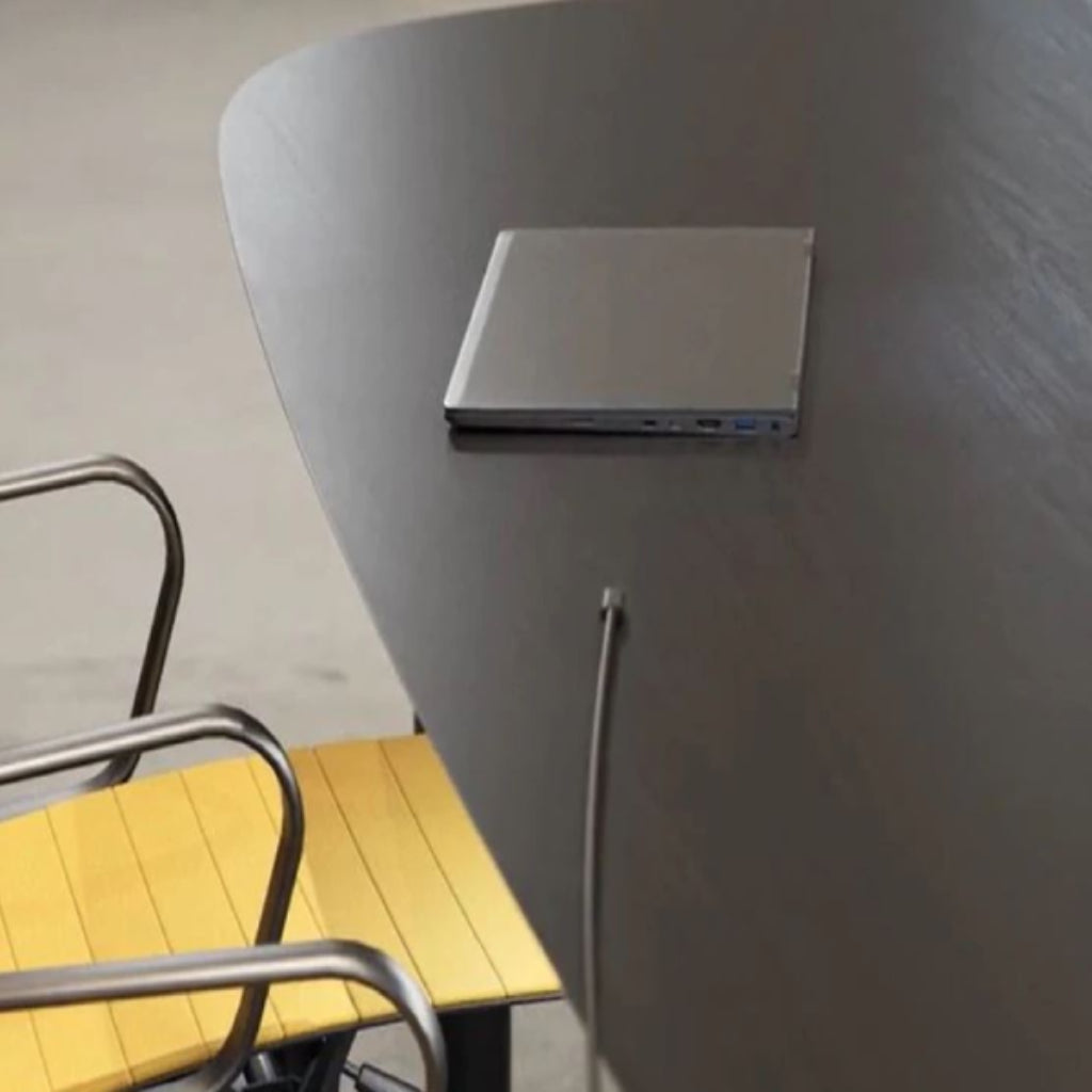 Cablul USB profesional Extron USBC Pro Series este excelent pentru alimentarea unui laptop in timpul sedintelor.