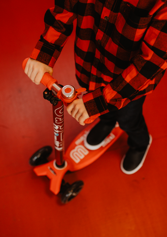 ONE Deluxe Trottinette enfants Scooter Kickboard, 3-6 ans, direction par  gravité, roues LED avec dynamo, jusqu'à 50 kg, jusqu'à env. 130 cm, pliable, guidon réglable en hauteur De luxe