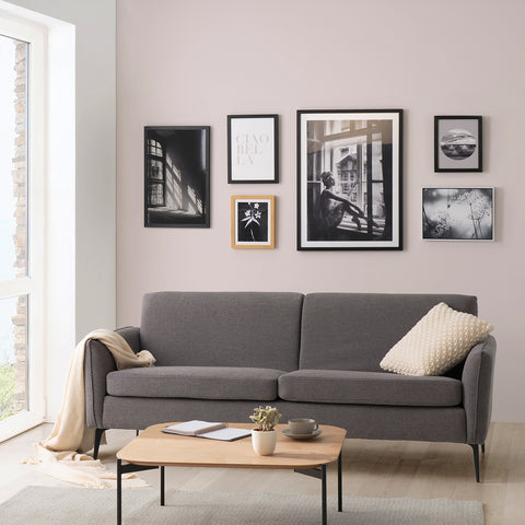 Salón con sofá Rhea y collage cuadros decorativos | Koketto Home
