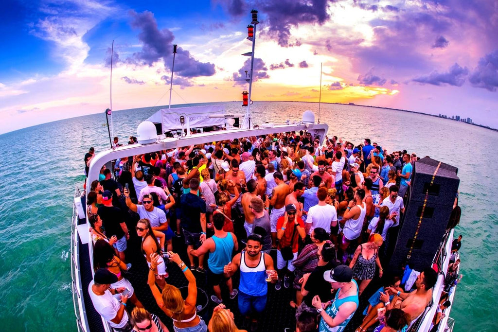 fête en bateau au coucher du soleil à Miami