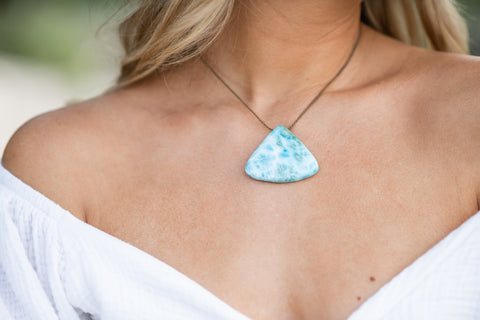 Larimar stone meanings and crystal properties.