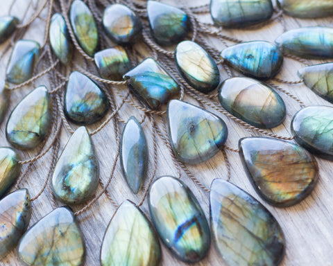 Labradorite stone meanings and crystal properties.