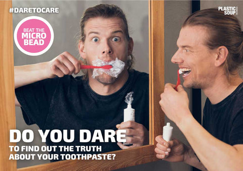 Mann steht vor Spiegel und das Spiegelbild putzt Zähne mit Plastik