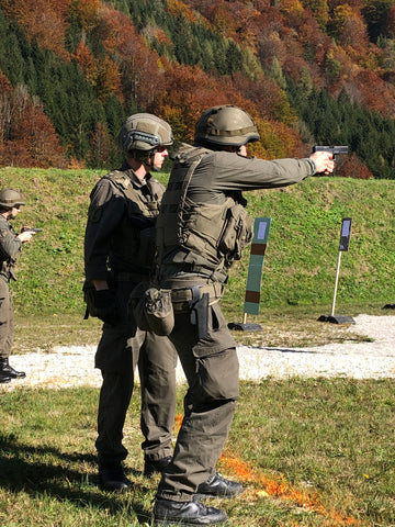 Bild zeigt zwei Miliz-Soldaten des Jägerbataillons OÖ bei der Sonder-Waffenübung