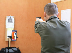 Vizeleutnant Gerald Weihs beim Trockentraining auf Zielscheibe mit Mantis X10