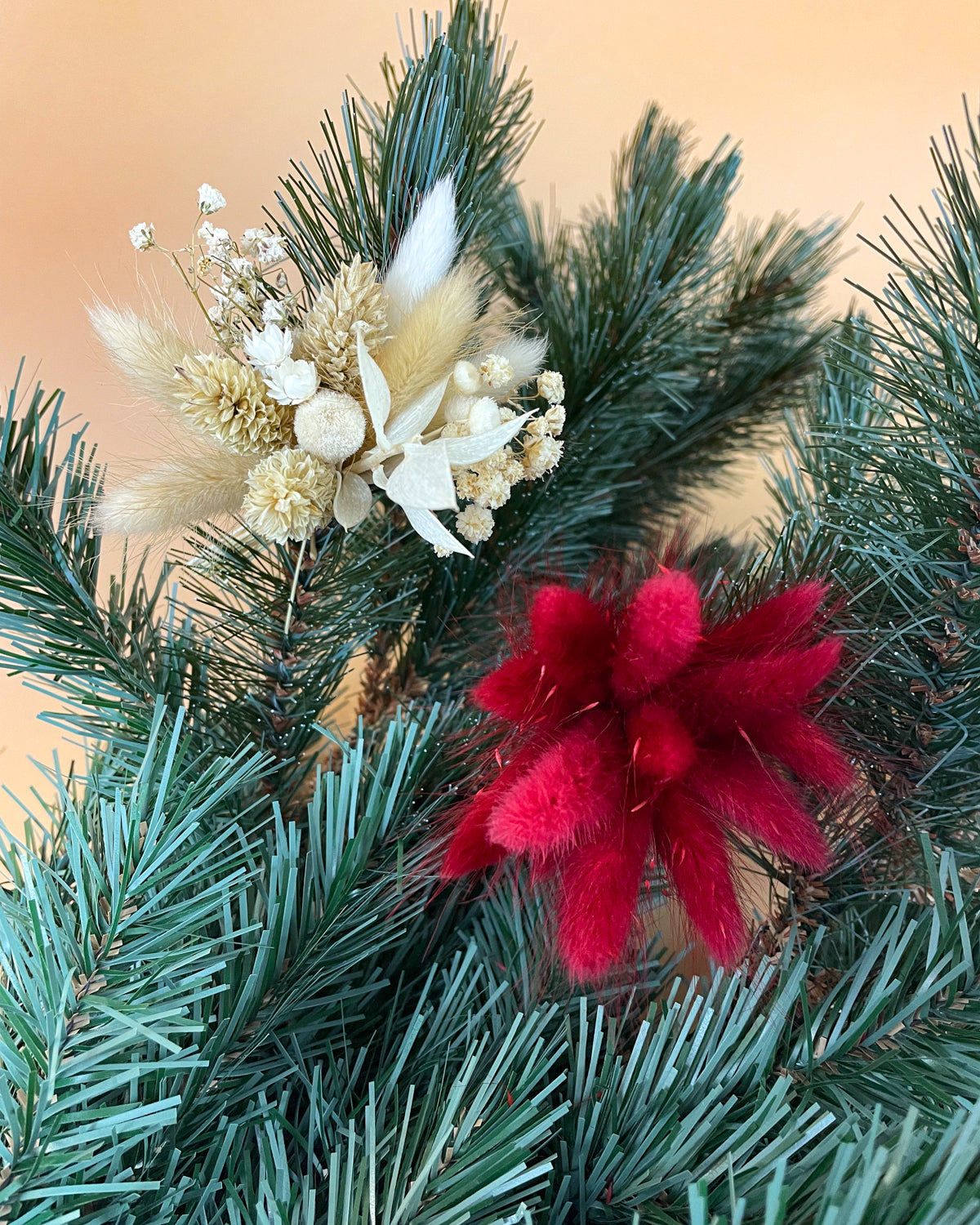 prieel Aanbod Hond Mini kerstboom boeket - wit/naturel - Flowrs.shop