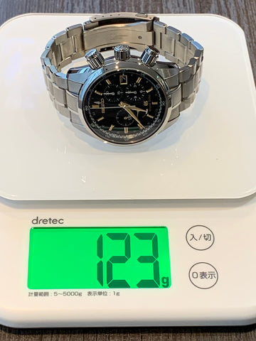 The weight of the watch results in 123g