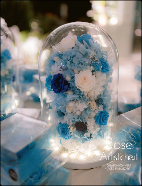 Bomboniere con rose stabilizzate blu incastonate nel vetro