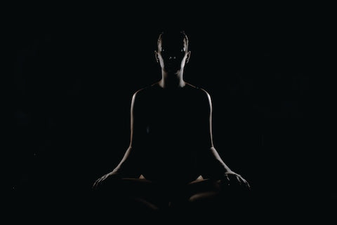 Méditation dans le noir