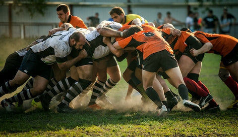 Joueurs de rugby dans une mêlée