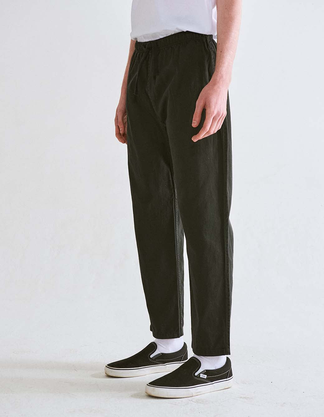 Conjunto negro de body y pantalones de Kyo The Brand