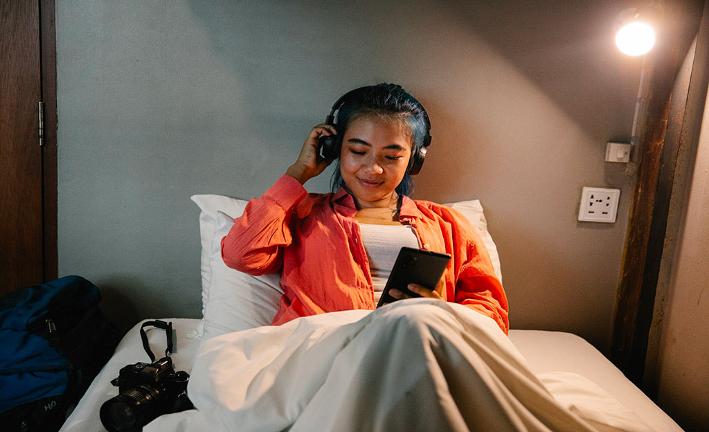Femme qui écoute musique avant de dormir