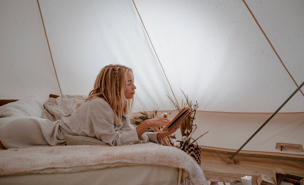 Femme qui lit un livre dans son lit