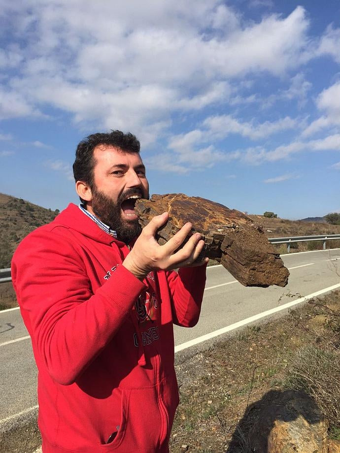 Albert Jané, winemaker at Acústic Celler, getting a taste of llicorella soil