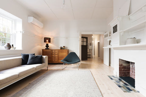 alt="White painted living room decorated in the Scandinavian style"