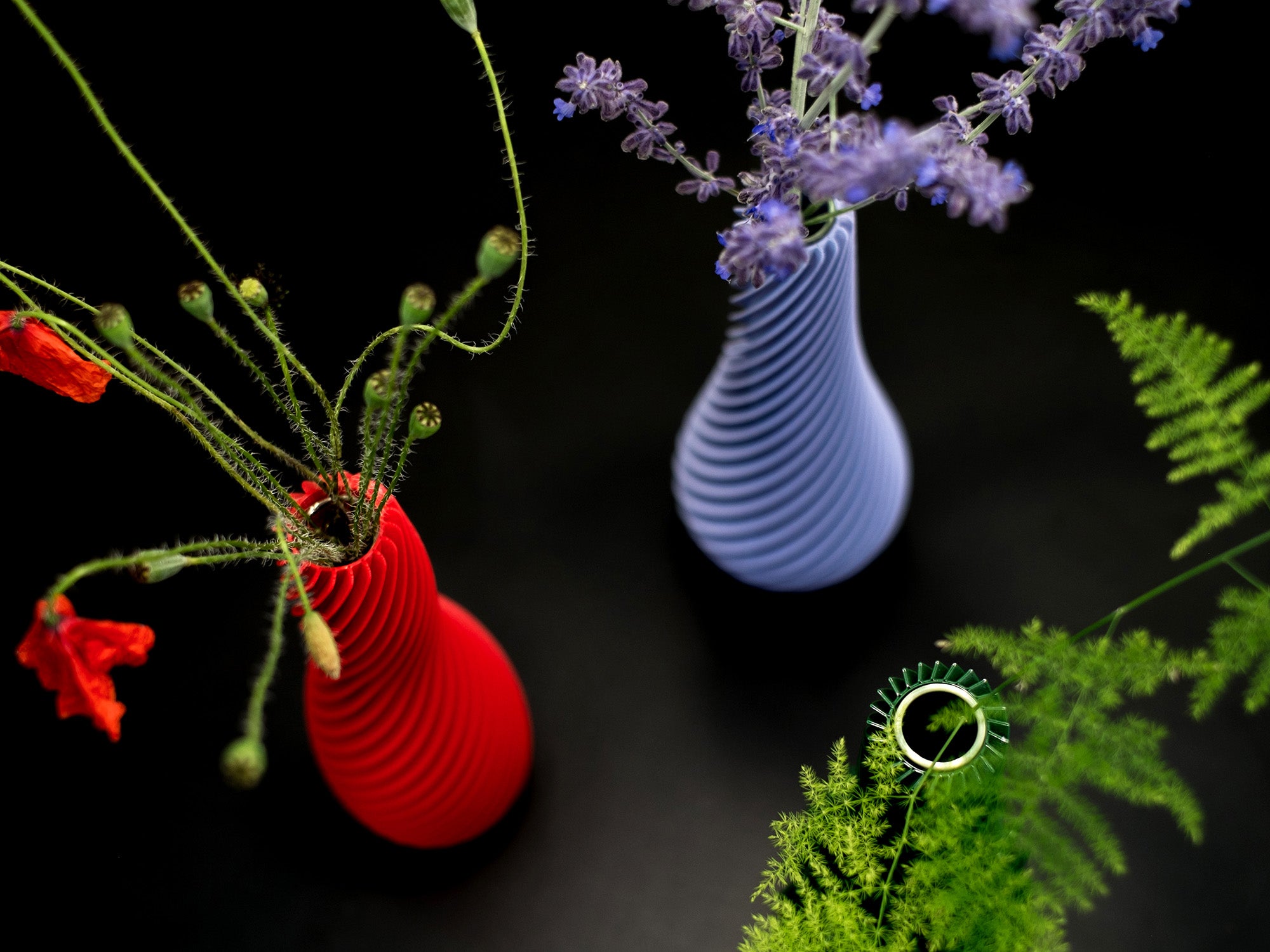 Červená a fialová designová 3D print váza Martin Žampach s kytkama