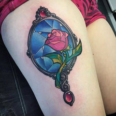 Tatouage rose et miroir