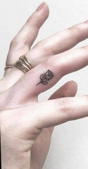 Mini tatouage doigt la belle et la bete