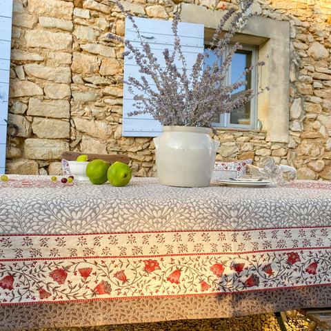 Hochwertige Jacquard Tischdecke mit schwerem Stoff und Blumenmuster in Rotbrauntönen