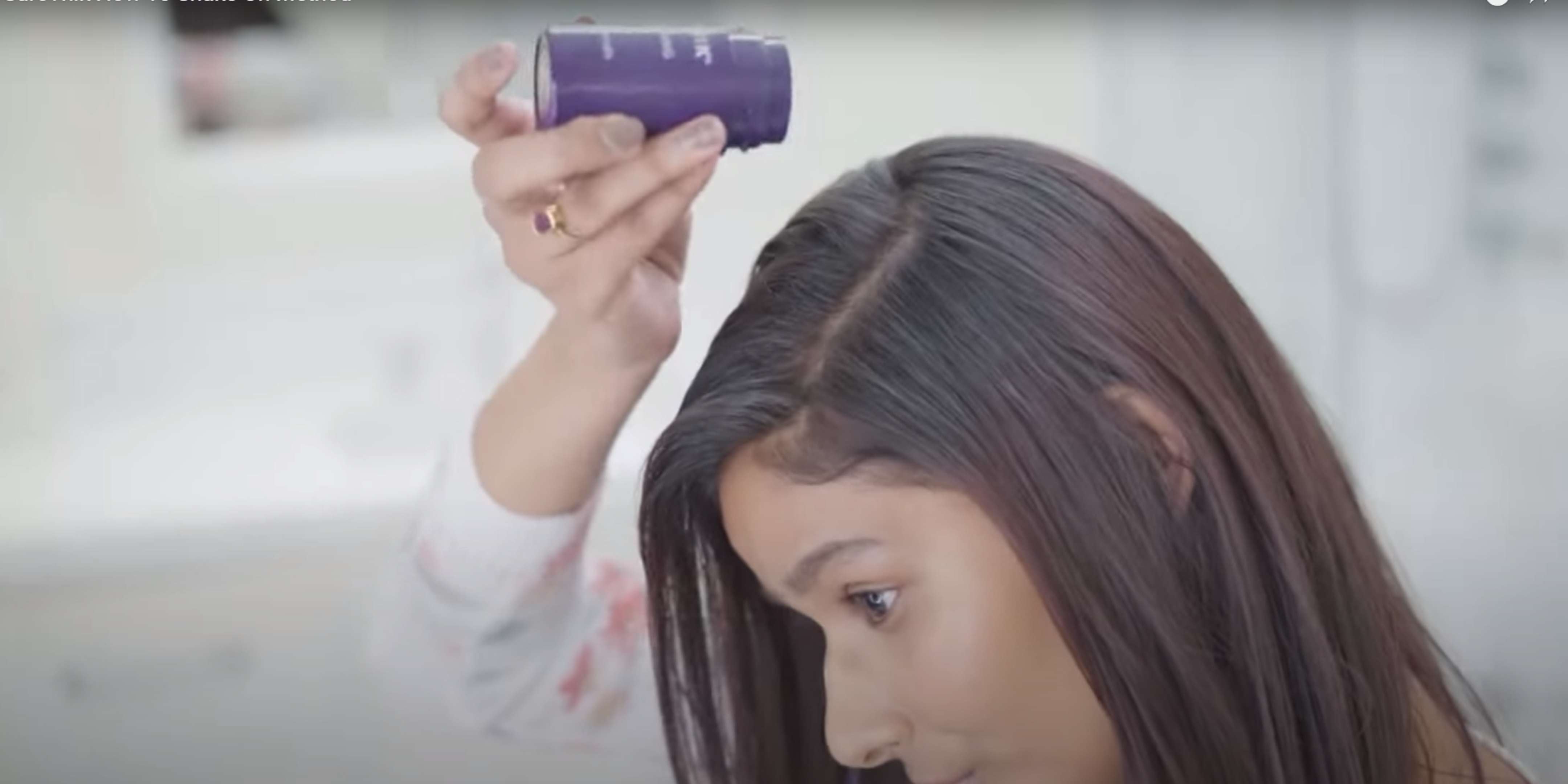 GIRL APPLYING HAIR FIBERS