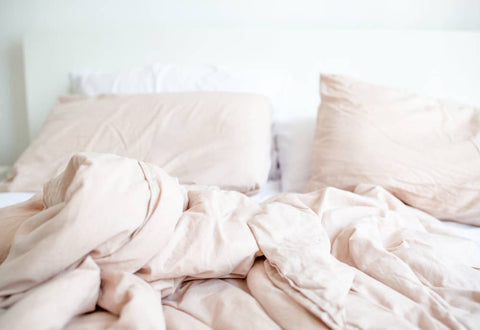Lit draps couleurs douces linge de lit naturel pour décoration de chambre aesthetic