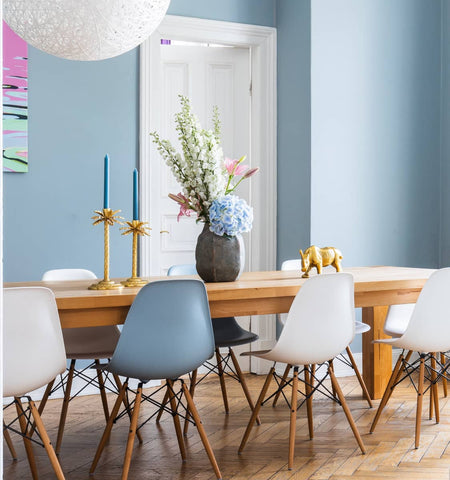 Salle à manger avec table et chaise, mur coloré bleu horizon tendance déco