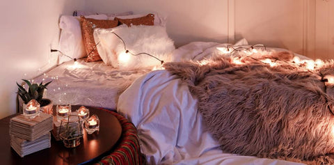 guirlande lumineuse sur lit décoration chambre cocooning