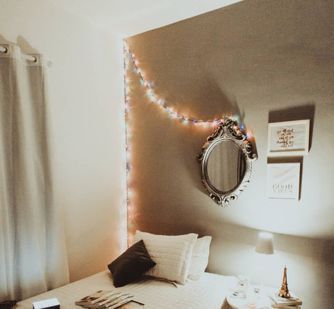 Décoration chambre aesthetic guirlande lumineuse au mur avec miroir