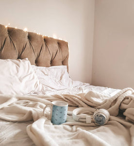 Tête de lit avec une guirlande lumineuse pour une décoration de chambre cosy