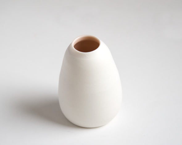 Vase soliflore design blanc en porcelaine, intérieur rose poudré, fait-main 
