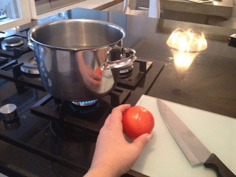 Tee viilto kuorittaviin tomaatteihin ja laita kiehuvaan veteen