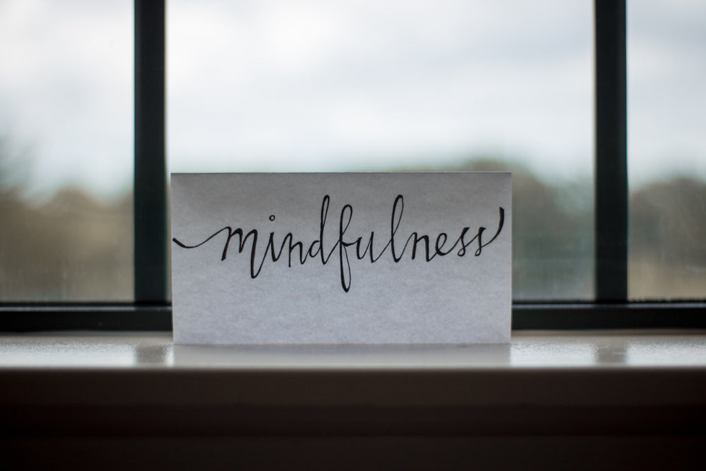 Cartel donde está escrito a mano mindfulness