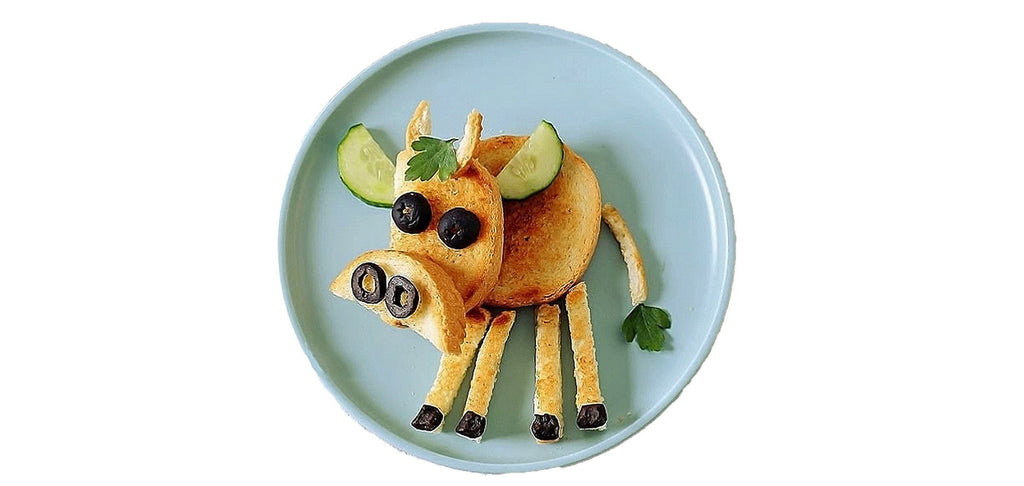Cena divertida para niños: alimentos formando la silueta de un animal