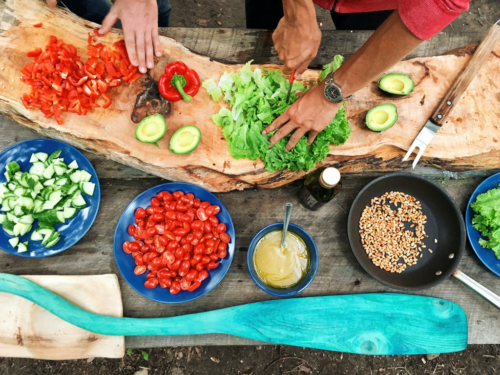 Alimentos saludables para la cena siendo cortados en una mesa de cocina