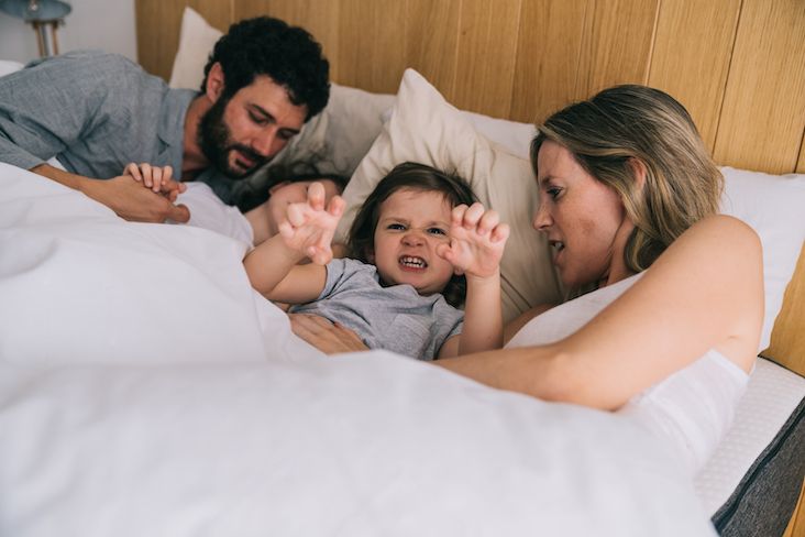 Niño que rige como un león simbolizando el cronotipo matutino conocido como león