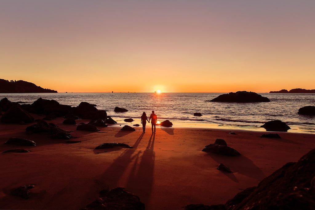 Pareja en una playa simbolizando el contenido onírico de un sueño